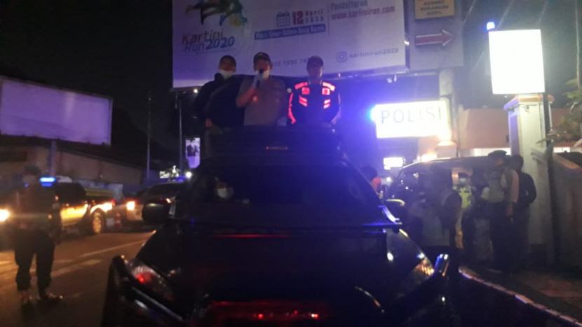 Unsur Forkopimda Kota Sukabumi membubarkan secara humanis warga yang berkerumun di pusat kota untuk pencegahan Corona, Sabtu, (28/3) malam