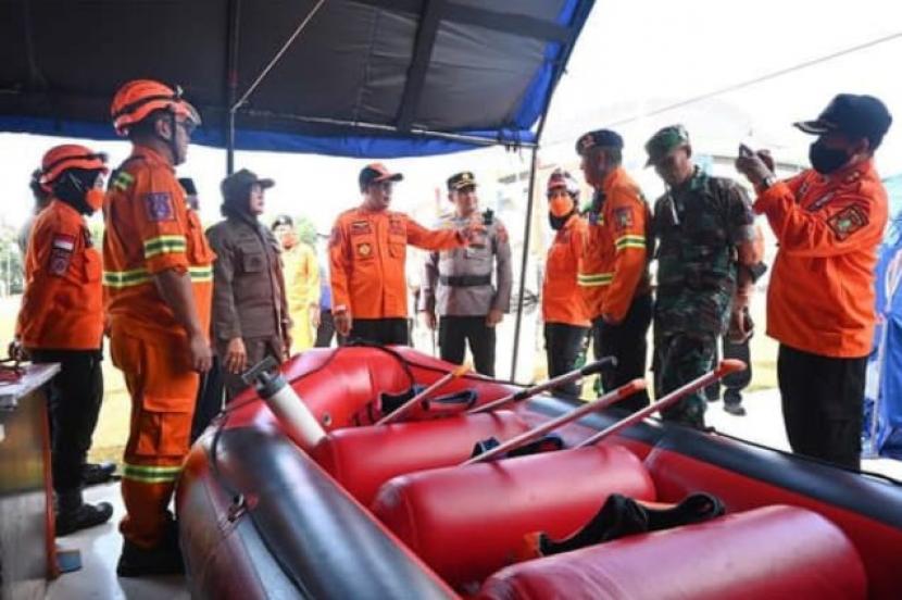 Unsur forkopimda Kota Sukabumi mengecek peralatan penanganan bencana dalam apel gelar pasukan kesiapan menghadapi bencana di Lapang Merdeka Kota Sukabumi, Kamis (6/10/2022).