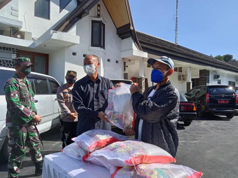 Unsur Forkopimda Kota Sukabumi menyerahkan bantuan sembako kepada pedagang yang terdampak PPKM darurat di Balai Kota Sukabumi, Senin (12/7).