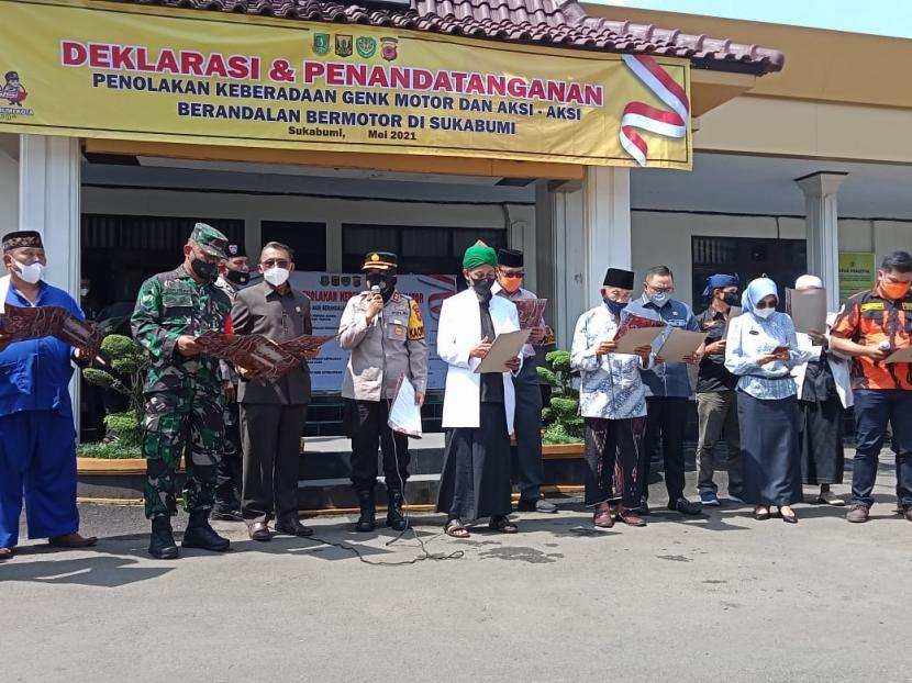Unsur Forkopimda Sukabumi dan tokoh masyarakat serta ormas menggelar deklarasi penolakan geng motor di Mapolres Sukabumi Kota, Selasa (25/5)
