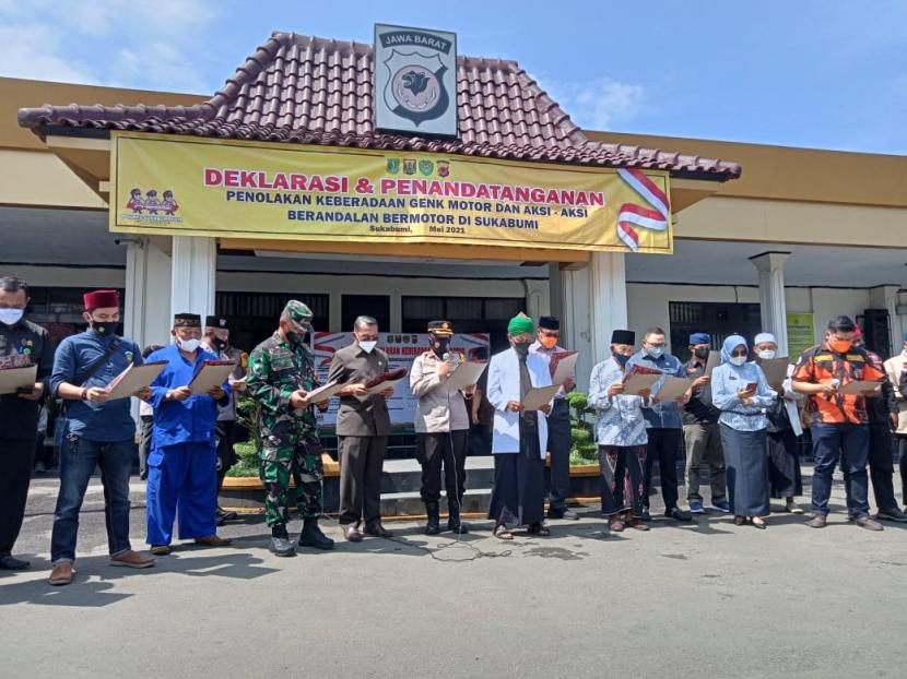 Unsur Forkopimda Sukabumi dan tokoh masyarakat serta ormas menggelar deklarasi penolakan geng motor di Mapolres Sukabumi Kota, Selasa (25/5).