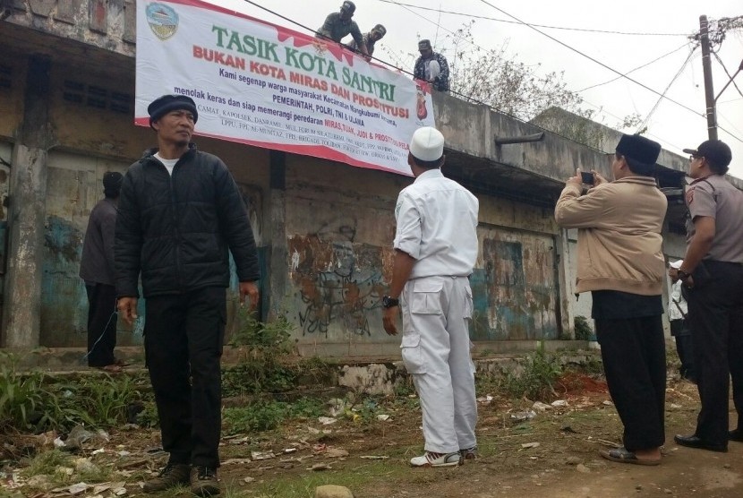 Unsur gabungan yang terdiri dari ormas Islam, Pemerintah Kota Tasikmalaya, Polresta Tasik, dan Kodim 0612 Tasikmalaya mendekralasikan anti-maksiat di bekas terminal Cilembang, Kecamatan Mangkubumi, Kota Tasikmalaya, Selasa (8/8)