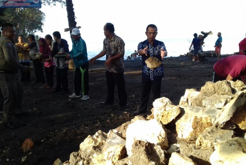 Unsur pemerintah daerah, TNI dan Polri serta masyarakat mengadakan aksi bersih-bersih di pantai Pangandaran, Kabupaten Pangandaran, Kamis (26/7). Sehari sebelumnya, banjir rob melanda kawasan itu. 