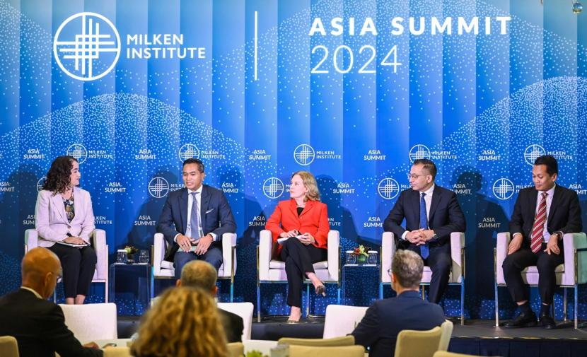  Untuk kali keenam sejak 2019, Anindya Bakrie kembali memenuhi undangan Milken Institute membawa misi bisnis dan investasi di Indonesia dalam Milken Asia Summit di Hotel Four Seasons, Singapura. 