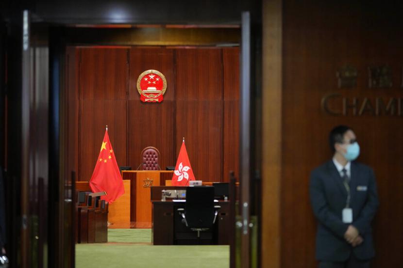 Untuk kali pertama dalam sejarah, para anggota parlemen Hong Kong dilantik di gedung Dewan Legislatif (LegCo) dengan menghadap lambang negara China.