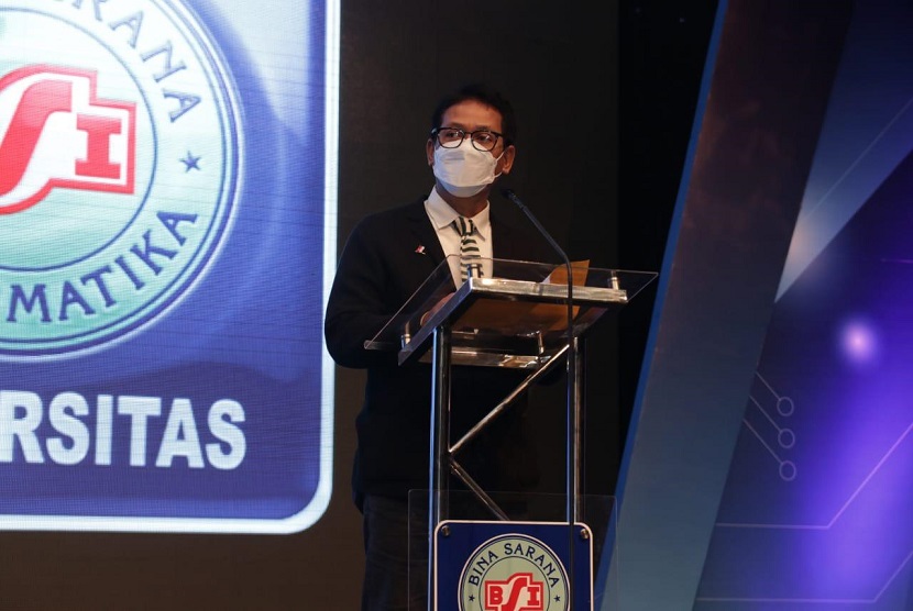 Untuk kali pertama Universitas BSI menggelar wisuda secara offline dan online (streaming via akun Youtube) di tengah pandemi Covid-19. Acara wisuda ini, turut menghadirkan kepala LLDikti Wilayah III Jakarta, Prof  Dr. Agus Setyo Budi, M.Sc.