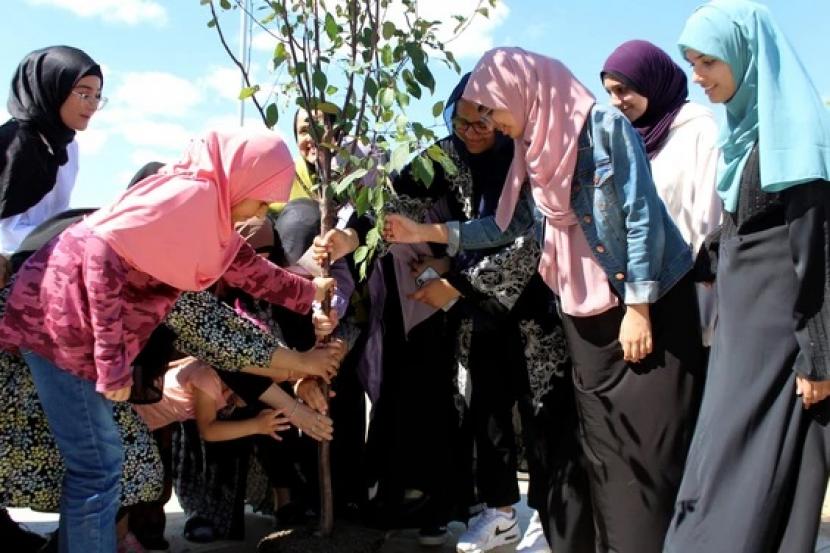 Untuk melindungi lingkungan mereka, anggota Fort McMurray Islamic Centre, Alberta, Kanada, Sabtu lalu (30/7/2022), menanam 100 pohon sebagai rencana awal dari proyek masjid untuk menanam 1.000 pohon di luar masjid. Muslim Alberta Tanam Seribu Pohon di Luar Masjid