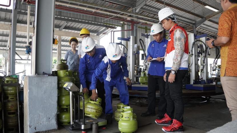 Untuk memastikan pengisian LPG sesuai dengan takaran, PT Pertamina Patra Niaga Regional Jawa Bagian Tengah melakukan kunjungan dan pengujian sampel pengisian LPG 3 kilogram serentak di Stasiun Pengisian Bulk Elpiji (SPBE) Jawa Tengah, Rabu (29/5/2024).