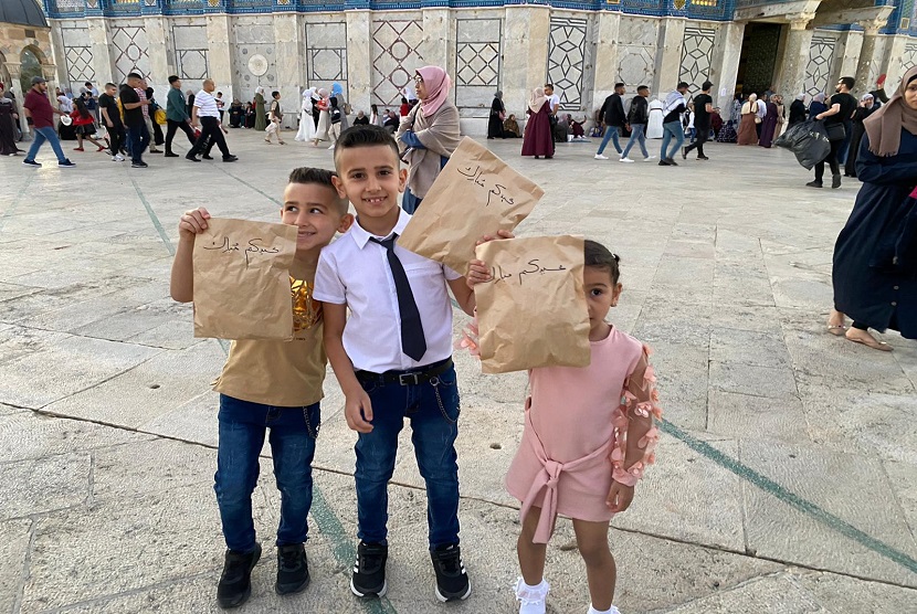 Untuk membahagiakan anak-anak Palestina korban agresi Israel, Askar Kauny membagikan 500 paket bingkisan berisi mainan dan manisan bagi anak-anak di sekitar masjid Al-aqsa. Bantuan ini dibagikan melalui murobithoh Al-aqsa, syekah Maryam.