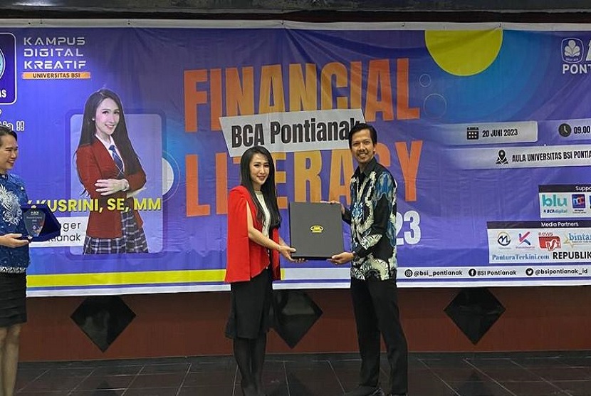 Untuk memberikan gambaran seputar keuangan kepada mahasiswa, Universitas BSI (Bina Sarana Informatika) kampus Pontianak telah sukses mengadakan seminar literasi keuangan bersama BCA Pontianak di Aula Universitas BSI kampus Pontianak pada Selasa (20/6/2023).