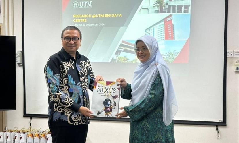 Untuk memperdalam pengetahuan dosen dalam bidang Data Analytics, sebuah disiplin yang semakin penting di era transformasi digital, Cyber University, kini telah resmi menjalin kerja sama dengan Universiti Teknologi Malaysia (UTM) melalui penandatanganan kerja sama yang berlangsung di Gedung Kampus UTM, pada Rabu (25/9/2024).