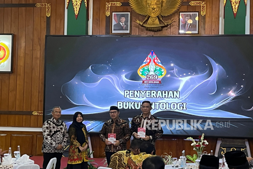 Untuk memperingati Hari Ulang Tahun (HUT) ke-269 Kota Yogyakarta, Pemerintah Kota Yogyakarta bersama masyarakat menggelar malam tirakatan di Balai Kota Yogyakarta, Senin (6/10/2025). 