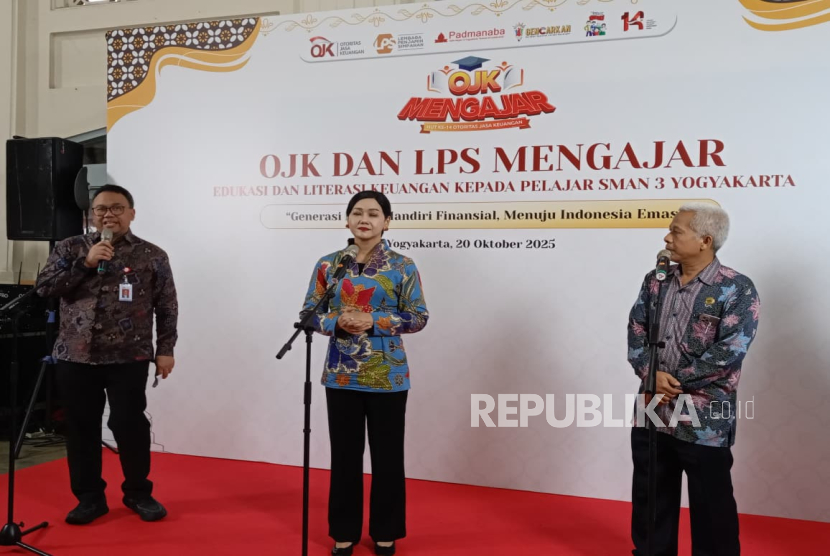 Untuk memperingati Hari Ulang Tahun ke-14, Otoritas Jasa Keuangan (OJK) bersama Lembaga Penjamin Simpanan (LPS) menggelar kegiatan OJK dan LPS Mengajar di SMA Negeri 3 Yogyakarta (Padmanaba), Senin (20/10/2025). Kegiatan ini menjadi bagian dari rangkaian perayaan HUT OJK sekaligus wujud komitmen lembaga dalam meningkatkan literasi keuangan di kalangan pelajar.