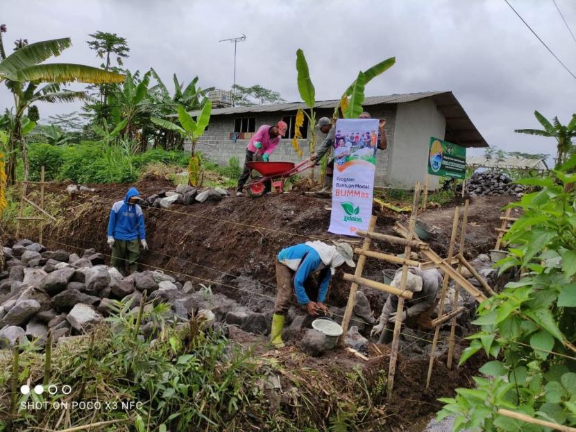 Untuk menampung hasil panen padi dari program pemberdayaan yang dilakukan olehRumah Zakat di Kabupaten Temanggung dan sekitarnya, Rumah Zakat membangun penggilingan padidan kopi di Kabupaten Temanggung, Jawa Tengah.
