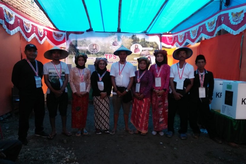Untuk menarik minat warga menggunakan hak suaranya, TPS 02 Kampung Baru Desa Lembanna Kecamatan Kajang Kabupaten Bulukumba menghadirkan tema agraris.