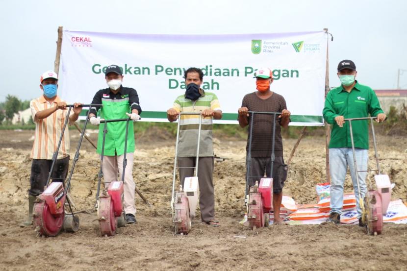 Untuk mencukupi ketahanan pangan, Gubernur Riau bersinergi dengan Dompet Dhuafa Riau meluncurkan gerakan menanam untuk meningkatkan ketahanan pangan di Desa Kualu, Kecamatan Tambang, Kabupaten Kampar, Riau. Rabu (6/5)