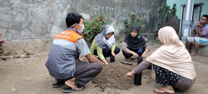 Untuk mendapatkan hasil yang maksimal, Relawan Rumah Zakat Desa Berdaya Nyiur Tebel bersama anggota tim penggerak Pemberdayaan dan kesejahteraan keluarga ( PKK) melakukan pelatihan pembuatan media tanam pada Kamis (12/11).