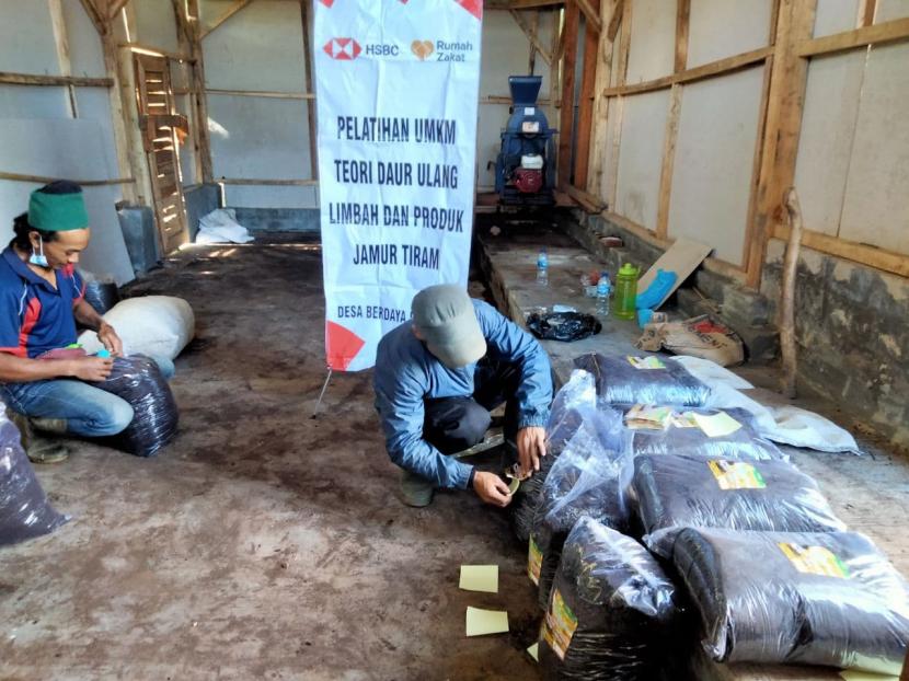 Untuk mendorong penjualan pupuk organic dari pengolahan limbah jamur, BUMMas Tani Muda Sejahtera melakukan labelisasi produk olahan limbah jamur, Selasa (15/6).
