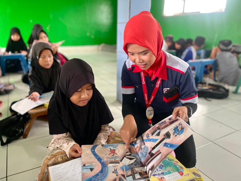 Untuk mendorong pentingnya literasi sejak dini, puluhan paket buku disalurkan ke 33 sekolah di Indonesia