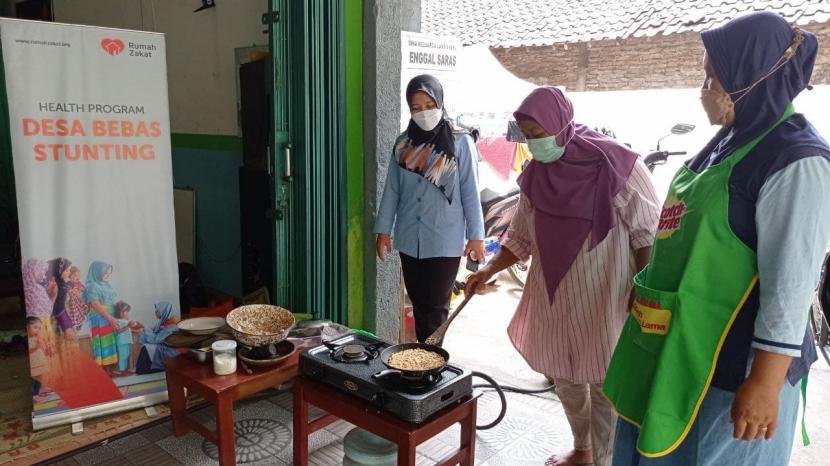 Untuk mendukung desa bebas stunting di desa Timbulharjo, Sewon, Bantul, Rumah Zakat mengadakan pelatihan posyandu kepada kader posyandu dan pemberian makanan tambahan (PMT) untuk 15 balita rawan stunting dan gizi buruk serta 2 ibu hamil KEK, Selasa (26/10).