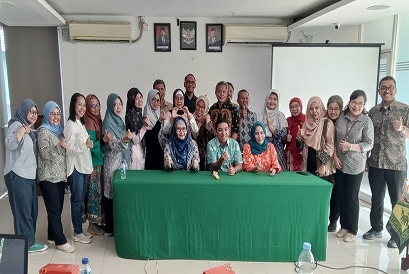 Untuk menggali potensi penggunaan ChatGPT dalam penelitian, pengurus APTIKOM DKI mengadakan workshop interaktif dan informatif di Universitas Nasional Jakarta bekerja sama dengan APTIKOM Prov DKI Jakarta, pada Rabu (27/9) lalu.