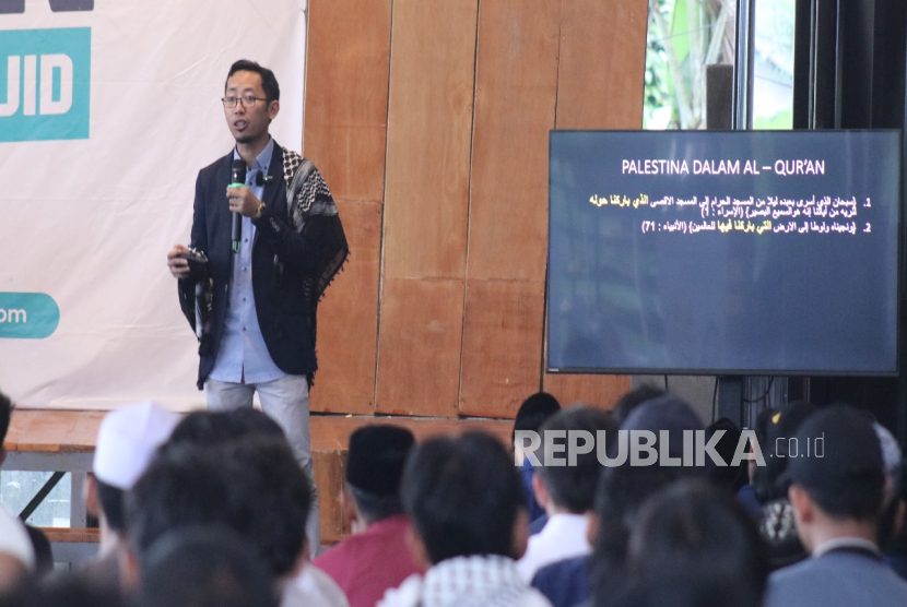 Untuk mengisi rangkaian bulan suci Ramadhan 1446 Hijriyah, Lembaga Kemanusiaan International Networking for Humanitarian (INH) menggelar acara penuh berkah di Masjid Sejuta Pemuda, Kota Sukabumi, Jawa Barat, pada Jumat, 7 Maret 2025. Kajian Palestina, yang menjadi salah satu agenda utama dalam acara ini, diisi oleh founder INH, Muhammad Husein Gaza (kiri).