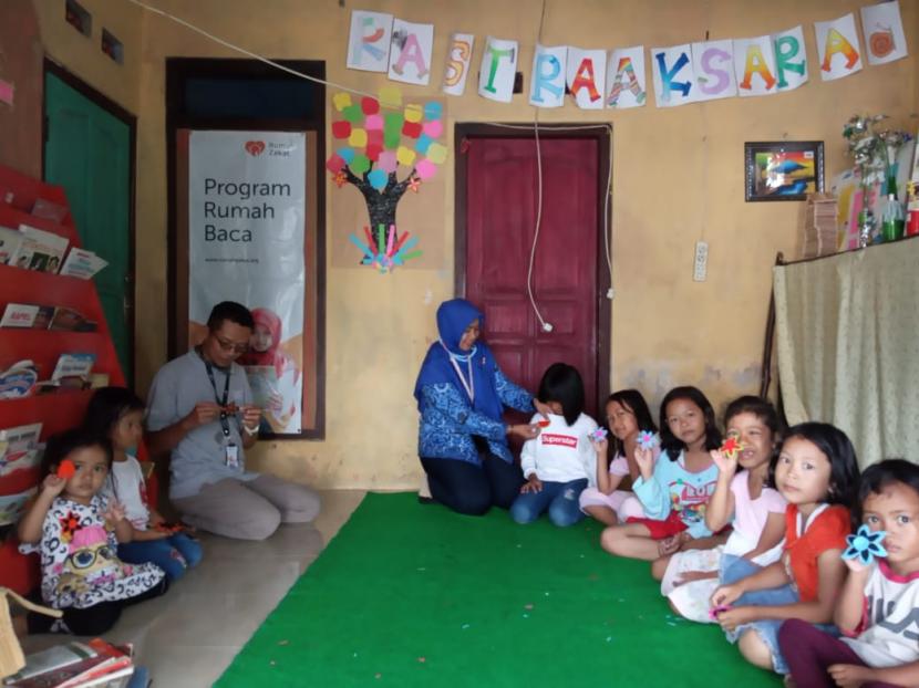 Untuk mengusir rasa bosan selama belajar di rumah, Rumah Baca Rastra Aksara binaan Rumah Zakat mengadakan berbagai pelatihan. Salahsatunya yang diadakan pada Jum’at (13/11) di Desa Kedungumpul, Kecamatan Kandangan kabupaten Temanggung.