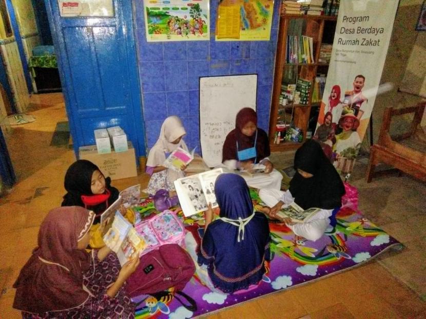 Untuk mengusir rasa bosan tersebut, para pelajar berinisiatif untuk berkunjung ke Rumah Cerdas Al Fatih untuk membaca komik atau buku positif lainnya. 