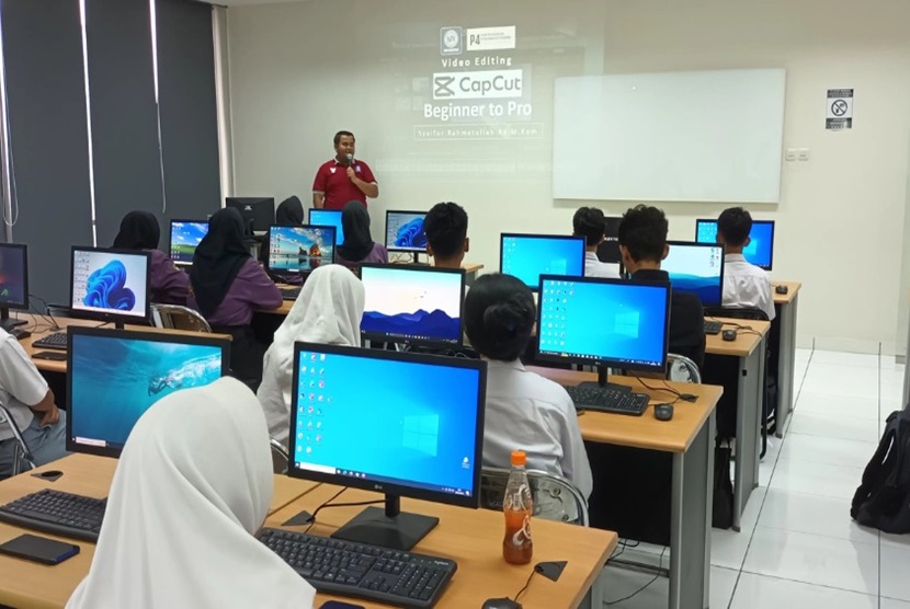 Untuk meningkatkan kualitas pendidikan di SMK Jakarta Barat melalui peningkatan pengetahuan dan keterampilan para pendidik, tenaga kependidikan dan peserta didik mengikuti pelatihan hasil kolaborasi antara Universitas BSI (Bina Sarana Informatika) dan Pusat Pelatihan dan Pengembangan Pendidikan (P4) Jakarta Barat. Pelatihan digelar selama 5 hari yakni Senin-Selasa, 29-30 April 2024, Kamis-Jumat, 2-3 Mei 2024 dan Senin 6 Mei 2024. 