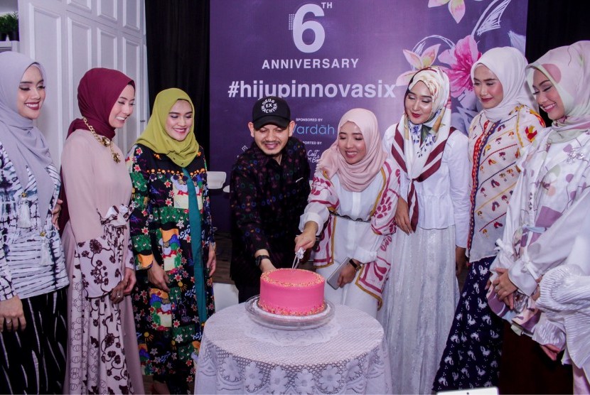 Untuk merayakan hari jadinya ke-enam, e-commerce Hijup menggandeng enam Muslimah untuk merancang lini busana bersama.