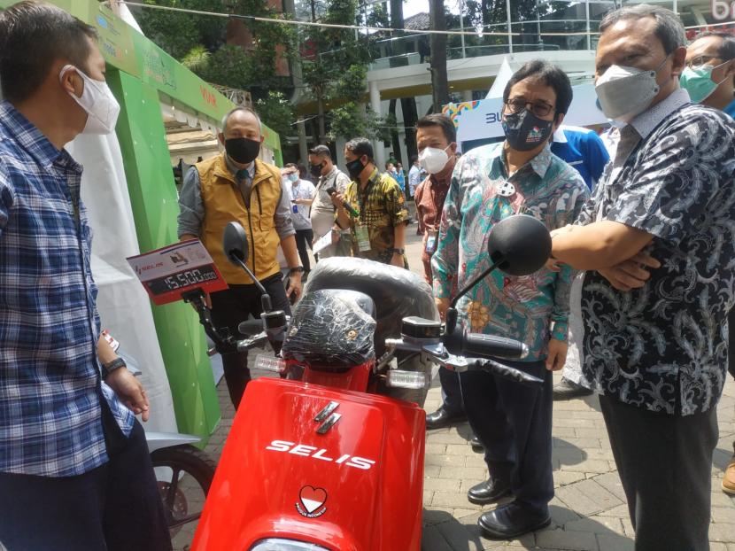 Untuk pertama kalinya, Badan Standardisasi Nasional (BSN) menggelar acara Indonesia E-Vehicle Expo 2021 yang berlangsung dari 2 – 4 November 2021 di Cihampelas Walk (Ciwalk) Mall, Bandung Jawa Barat. 