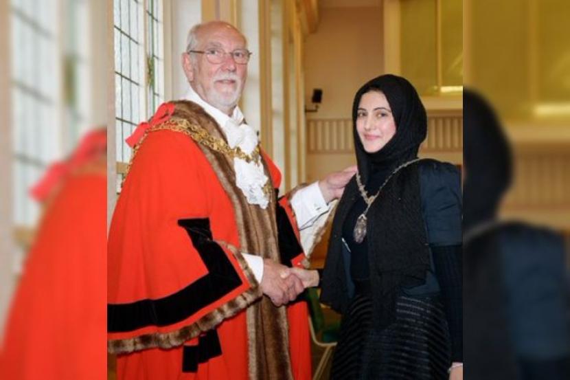 Untuk pertama kalinya, wanita Asia Muslim keturunan Pakistan-Inggris Tafheen Sharif telah terpilih sebagai wakil wali kota Tameside, sebuah wilayah di metropolitan Greater Manchester, Inggris. Wanita Muslim Pertama Terpilih Sebagai Wakil Wali Kota Tameside