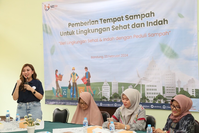 Untuk wilayah Bandung dan Jakarta, BRI Life bekerja sama dengan beberapa sekolah, melaksanakan edukasi pemilahan dan pengelolaan sampah rumah tangga