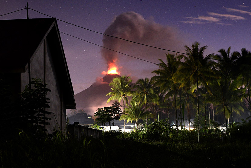 unung Soputan menyemburkan lava pijar dan debu vulkanis terlihat dari Desa Silian 3, Minahasa Tenggara, Sulawesi Utara.
