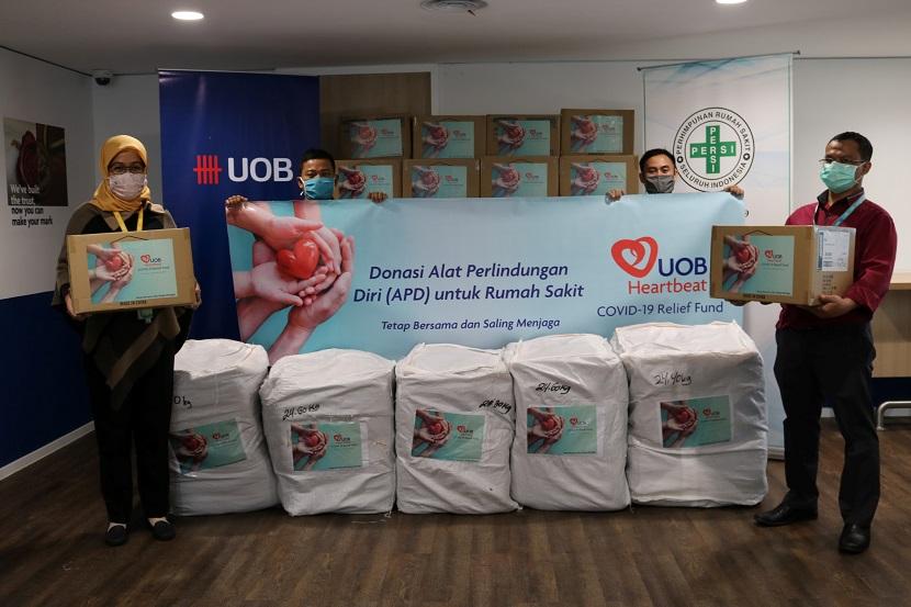 UOB Indonesia memberikan bantuan alat pelindung diri (APD) kepada 10 rumah sakit swasta di Indonesia.