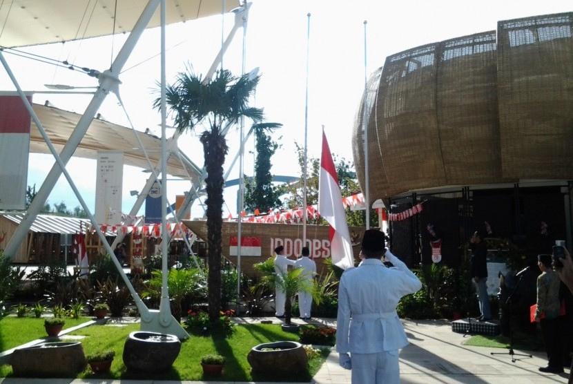 Upacara bendera 17 Agustus di Paviliun Indonesia, Milan Expo 2015 pada Senin (17/8).