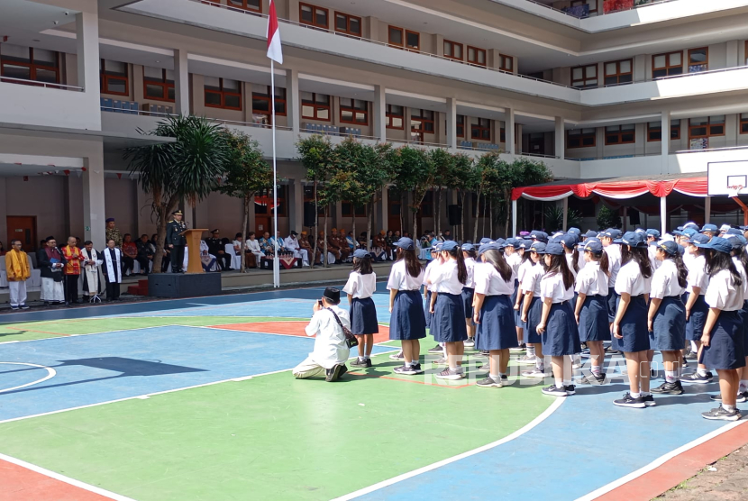 Upacara bendera merah putih memperingati HUT kemerdekaan Indonesia ke 80, Ahad (17/8/2025) di Sekolah Trimulia, Jalan Dr Djunjunan Pasteur, Kota Bandung.