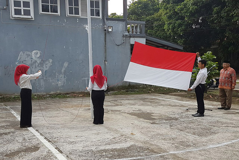   Upacara bendera untuk memperingati HUT RI ke-72 di lingkungan RW. 06 Komplek Laladon Indah Kel. Laladon Kecamatan Ciomas, Kab.Bogor, Kamis (17/8).