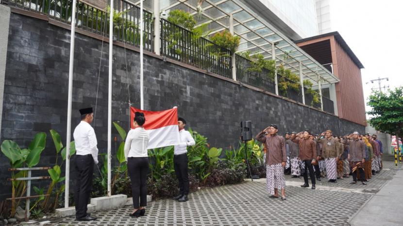 Upacara bendera yang dilaksanakan di Atrium Hotel and Resort Yogyakarta.