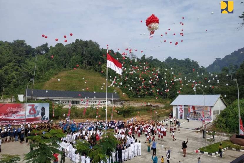 Upacara Hari Ulang Tahun (HUT) Kemerdekaan Republik Indonesia ke-73 di lapangan Pos Lintas Batas Negara (PLBN) Entikong