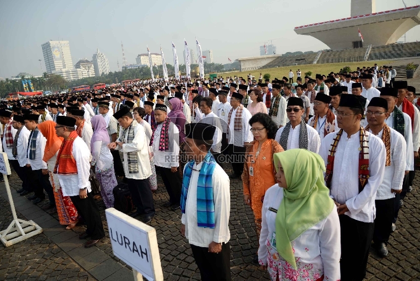 Ribuan PNS DKI Jakarta dengan mengenakan pakaian adat mengikuti Upacara HUT ke-488 Jakarta di Kawasan Monas, Jakarta, Senin (22/6).   (Republika/Yasin Habibi)