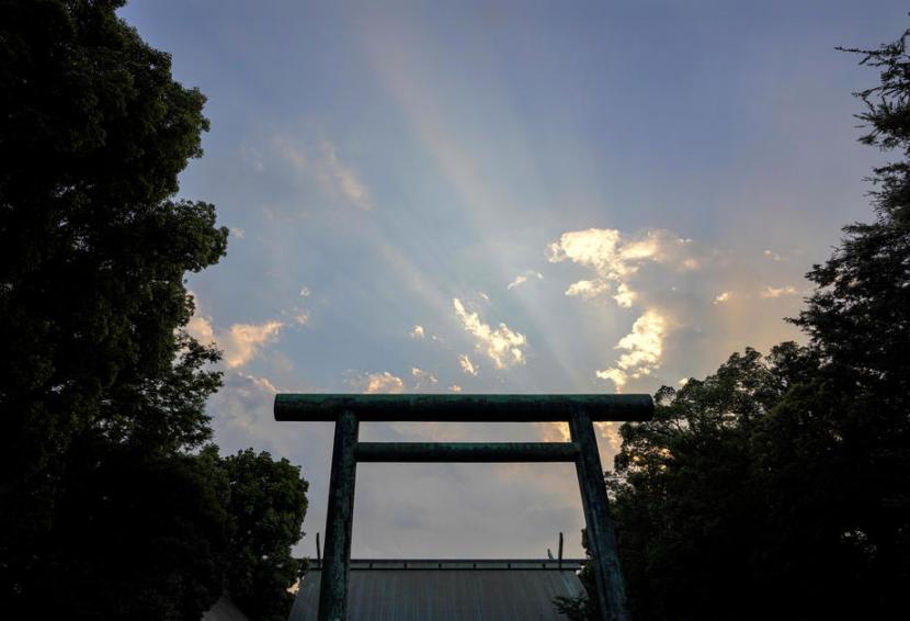 Upacara ini dilakukan untuk memperingati 75 tahun Perang Dunia II digelar di Kuil Yasukuni, Tokyo, Jepang, Sabtu (15/8).