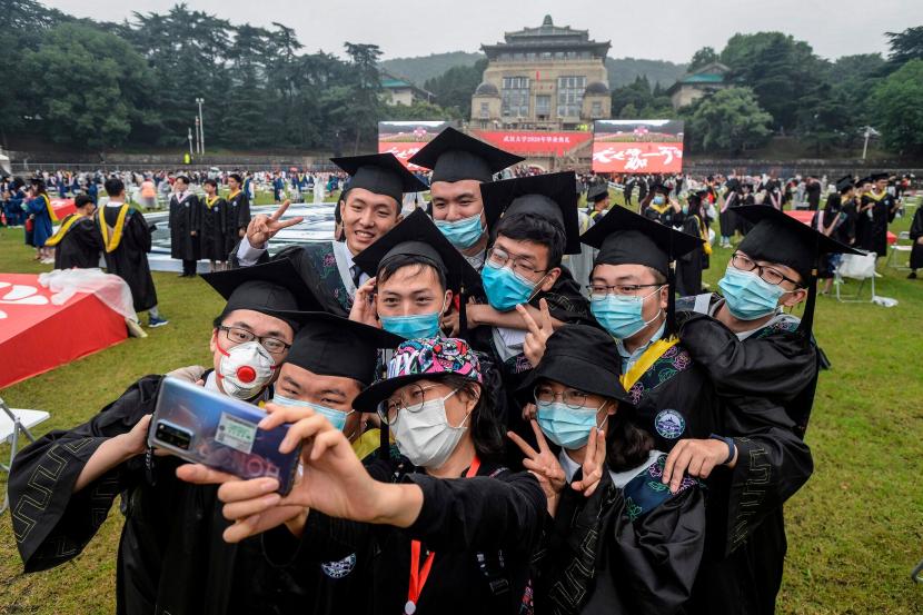 Upacara kelulusan di Universitas Wuhan di Cina Juni lalu. Dengan dorongan dari pemerintah, banyak siswa yang akan melanjutkan ke sekolah pascasarjana