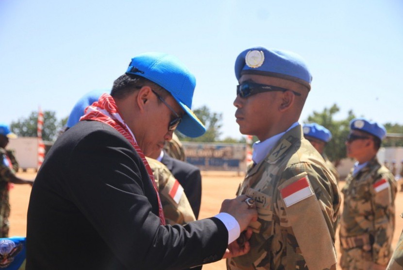 Upacara Medal Parade digelar di lapangan upacara Indobatt-04 Garuda Camp di dalam  UNAMID Supercamp, El-Geneina, West Darfur, Sudan (7/11)
