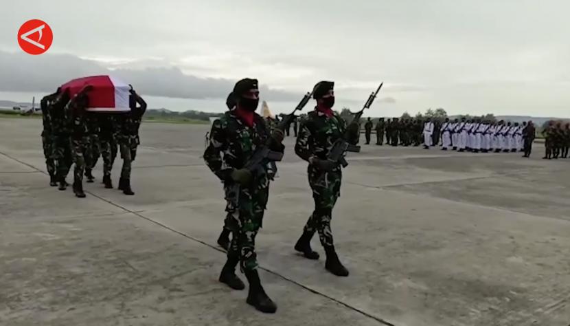 Upacara militer mengiringi pelepasan jenazah Kabinda Papua Mayjen TNI Abdul Harris Napoleon ke Jakarta.