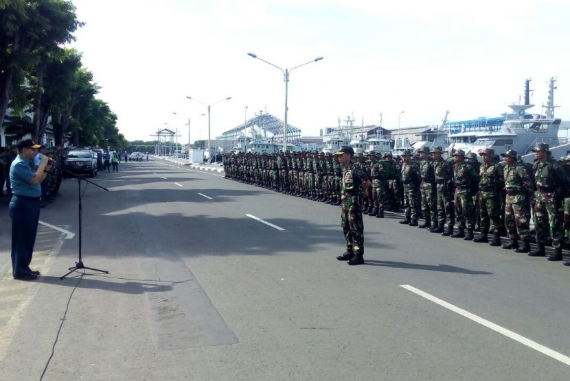 Upacara pemberangkatan Satgas PRCPB Bima NTB di Dermaga Ujung Armatim, Surabaya