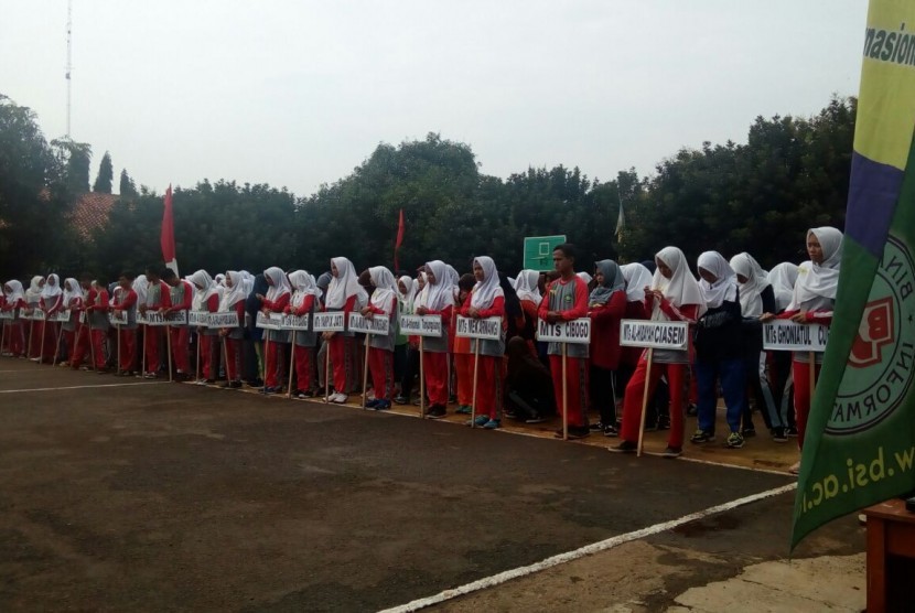 Upacara pembukaan turnamen voli putri se-Kabupaten Subang, Jawa Barat.