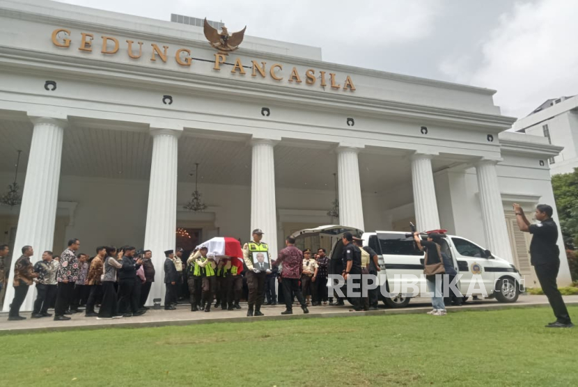 Upacara penghormatan terakhir almarhum Zetro Leonadro di Gedung Pancasila, Kemenlu, Kamis (11/9/2025). 