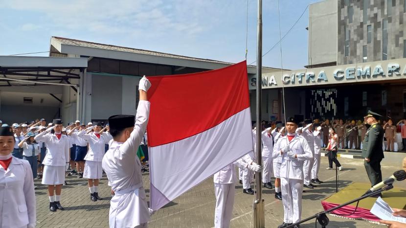 Upacara pengibaran bendera merah putih di SMA Citra Cemara, Jalan Soekarno Hatta, Bandung.