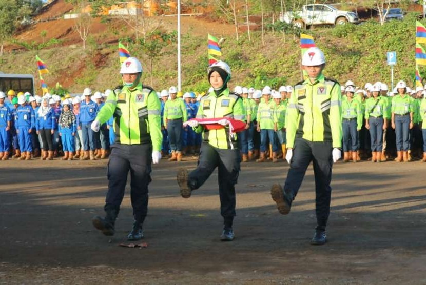 Upacara pengibaran bendera merah putih oleh HARITA Nickel di Pulau Obi, Kabupaten Halmahera Selatan, Maluku Utara, Jumat (17/8).